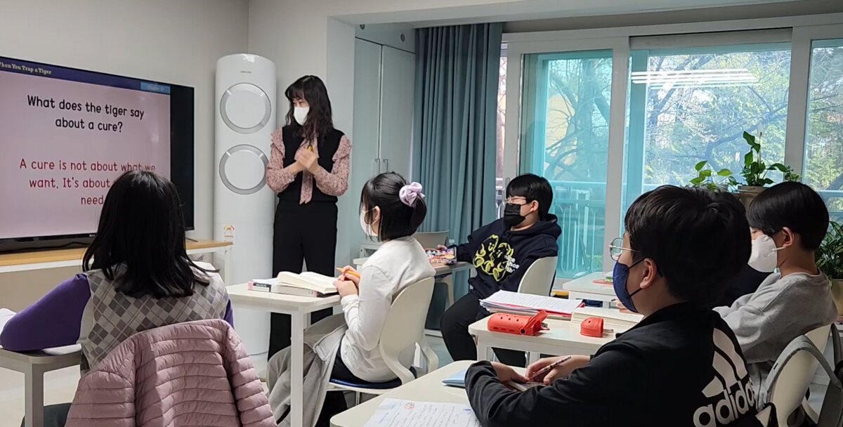고학년 학생들이 영어 소설 수업에 참여하는 모습