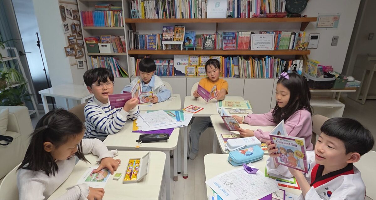 저학년 학생들이 영어책을 펼쳐 읽는 수업 모습