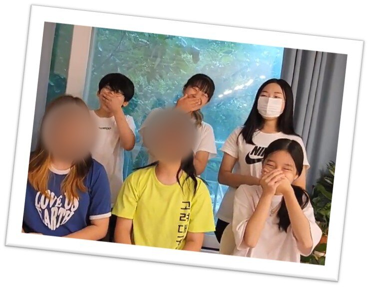 함께 웃으며 즐거운 시간을 보내는 저스틴잉글리시 학생들