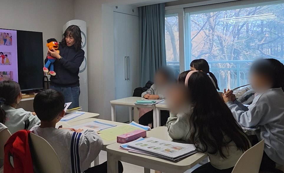 인형을 들고 아이들과 수업하는 선생님