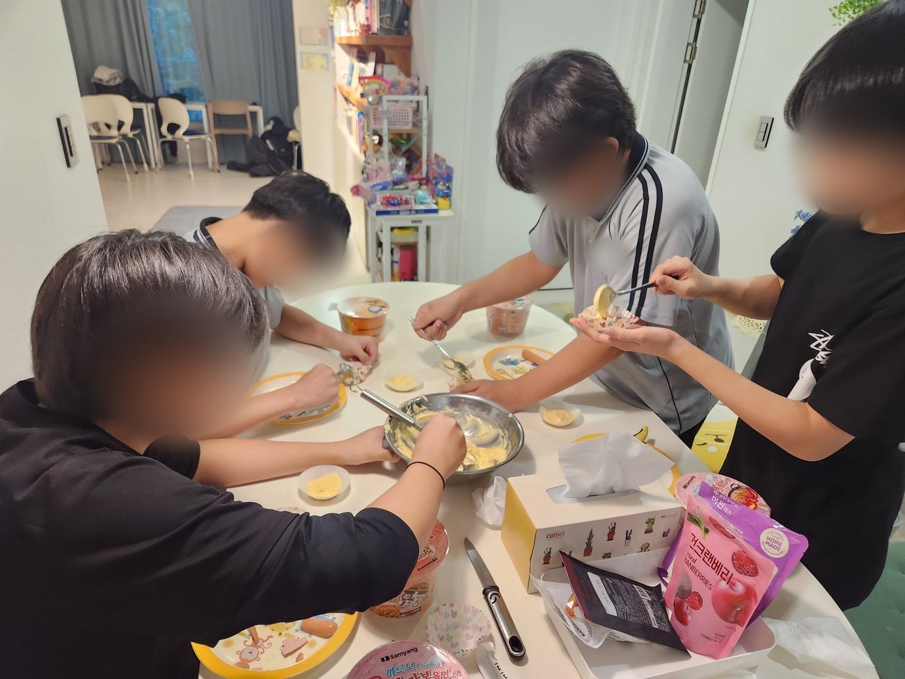 함께 요리를 하는 학생들