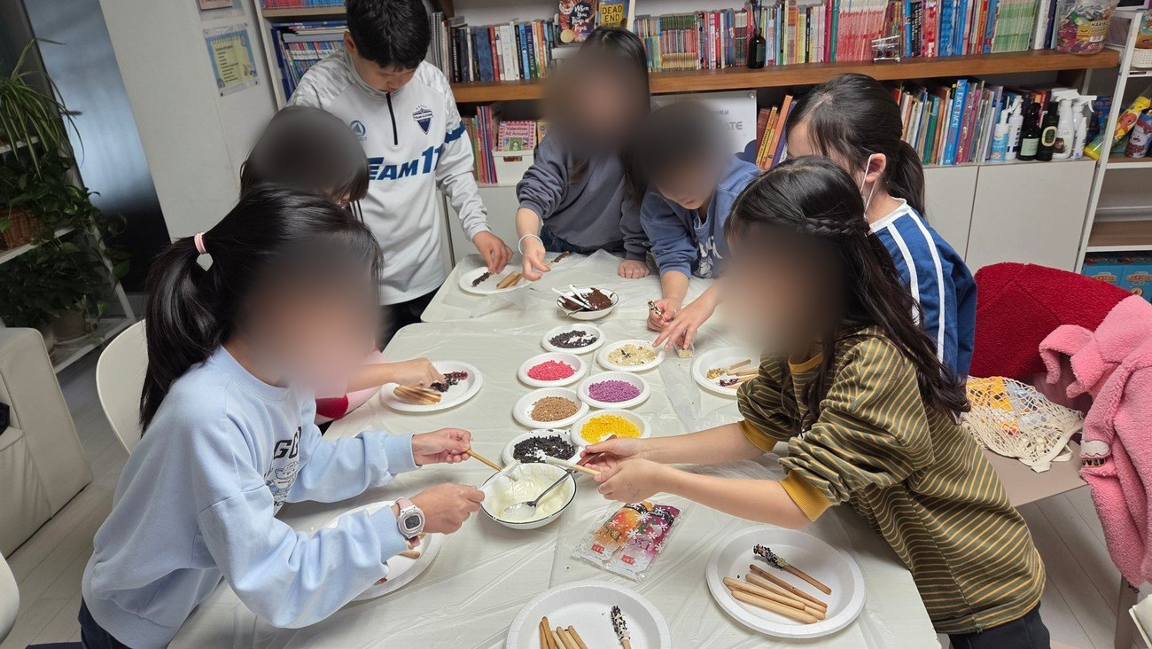 빼빼로를 만드는 학생들