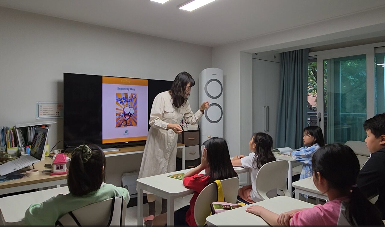 안수현 원장이 아이들과 영어 원서 수업을 진행하는 모습